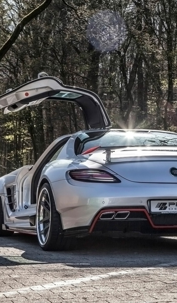 Автомобиль Mercedes-Benz SLS AMG в парке