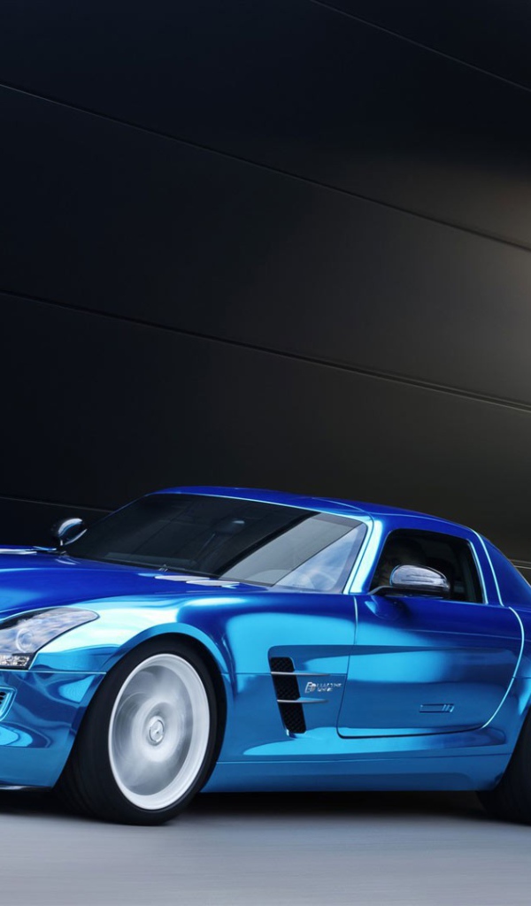 Автомобиль Mercedes SLS цвета голубой металлик