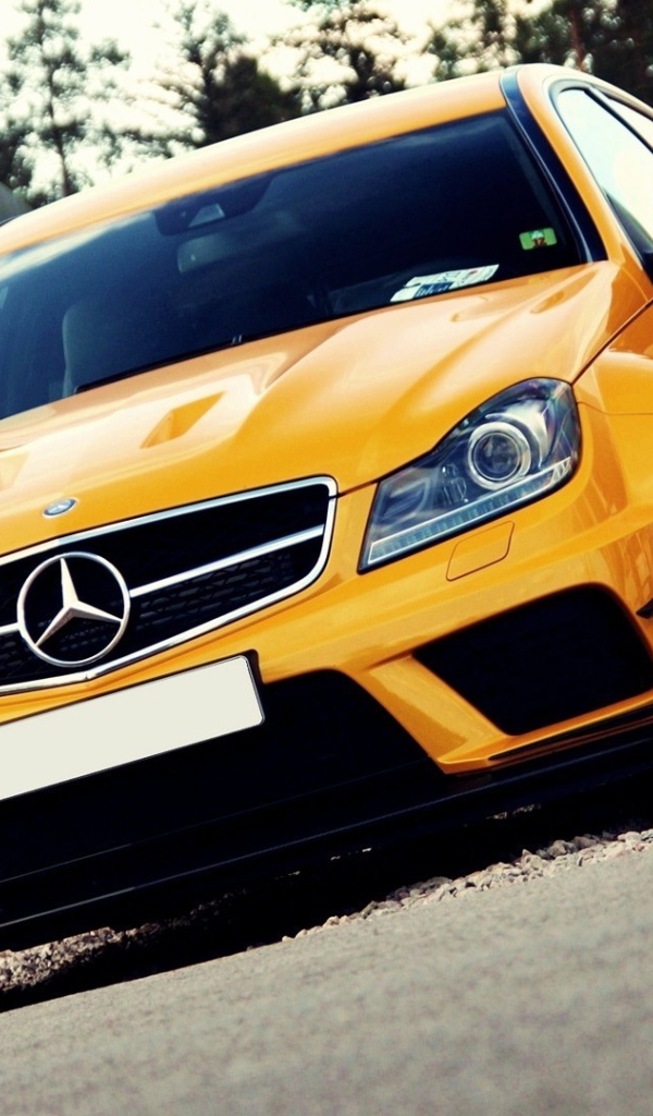 Светло оранжевый Mercedes-Benz