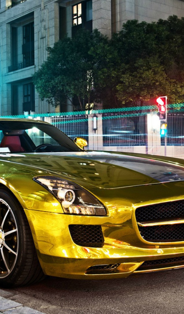 Золотой Mercedes-Benz SLS AMG