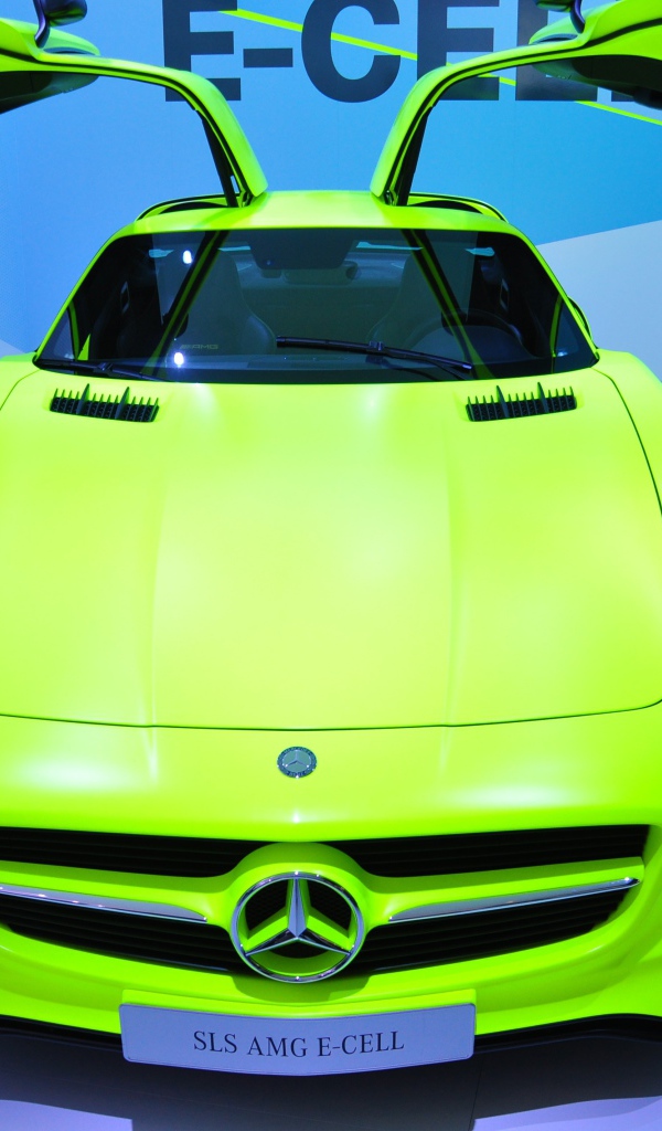 Зеленый электромобиль Mercedes-Benz SLS AMG