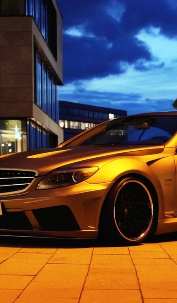 Автомобиль Mercedes-Benz золотого цвета