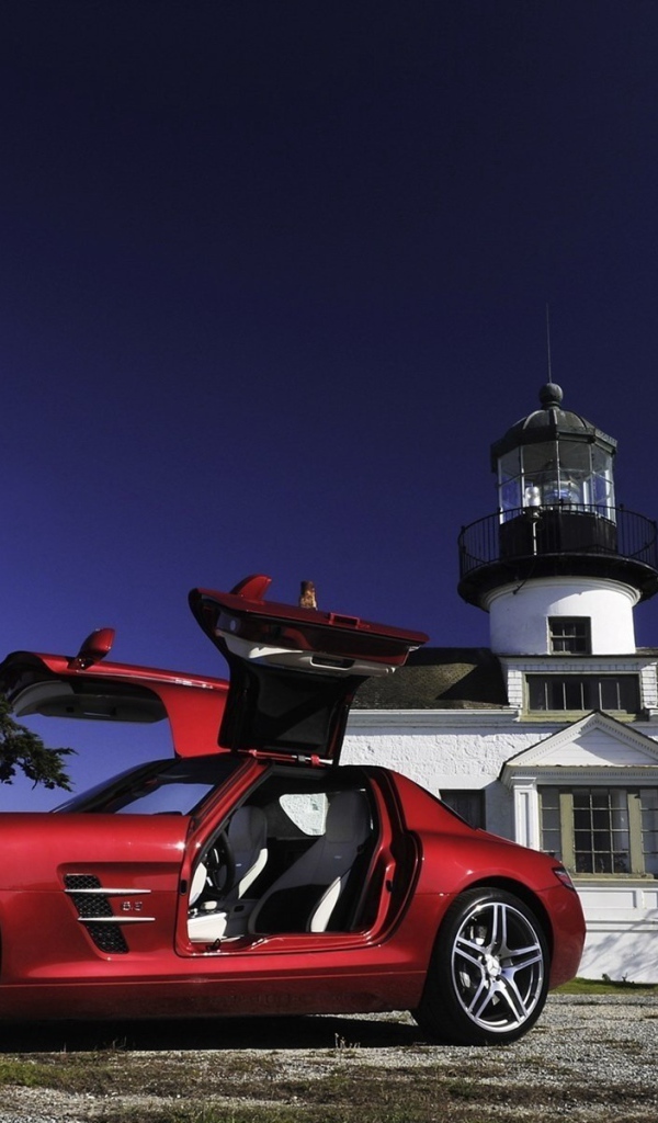 Красный Mercedes SLS у маяка