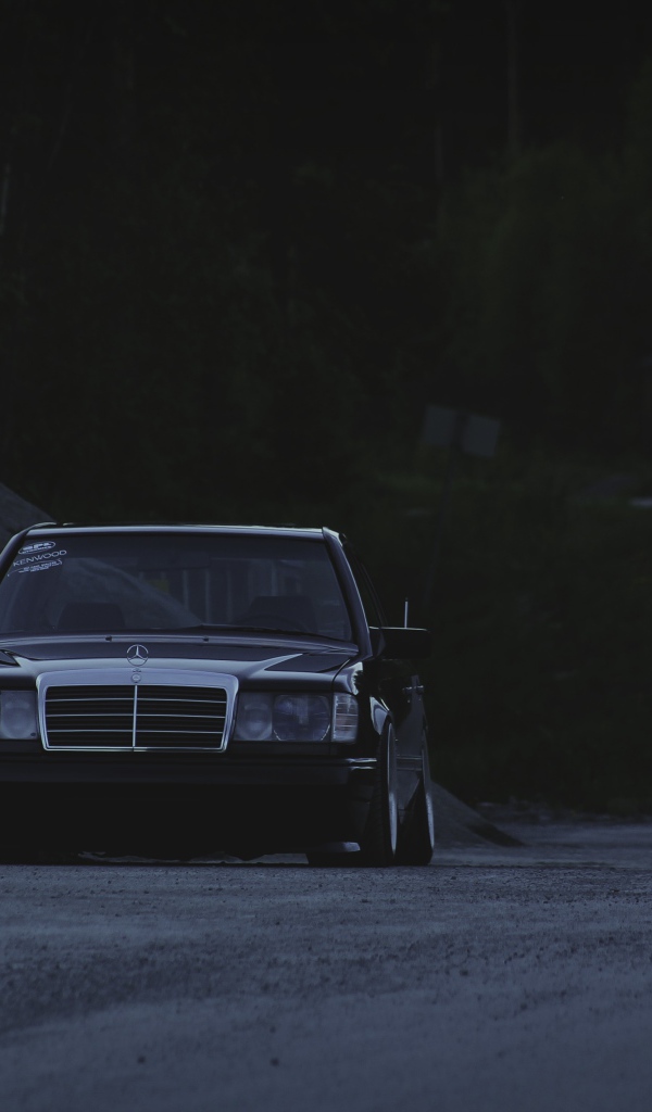 Старый Mercedes-Benz в полумраке