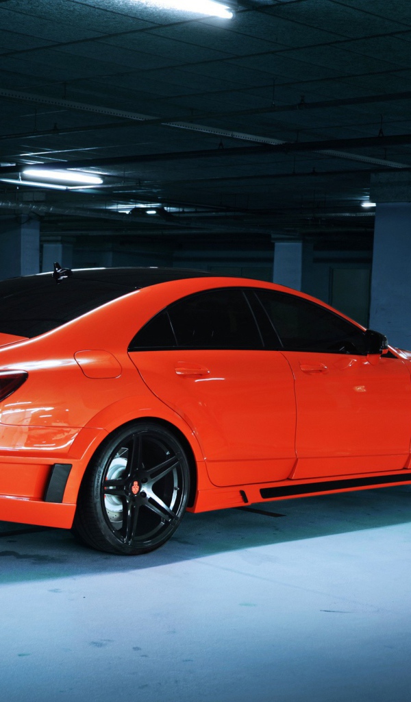 Оранжевый Mercedes на парковке