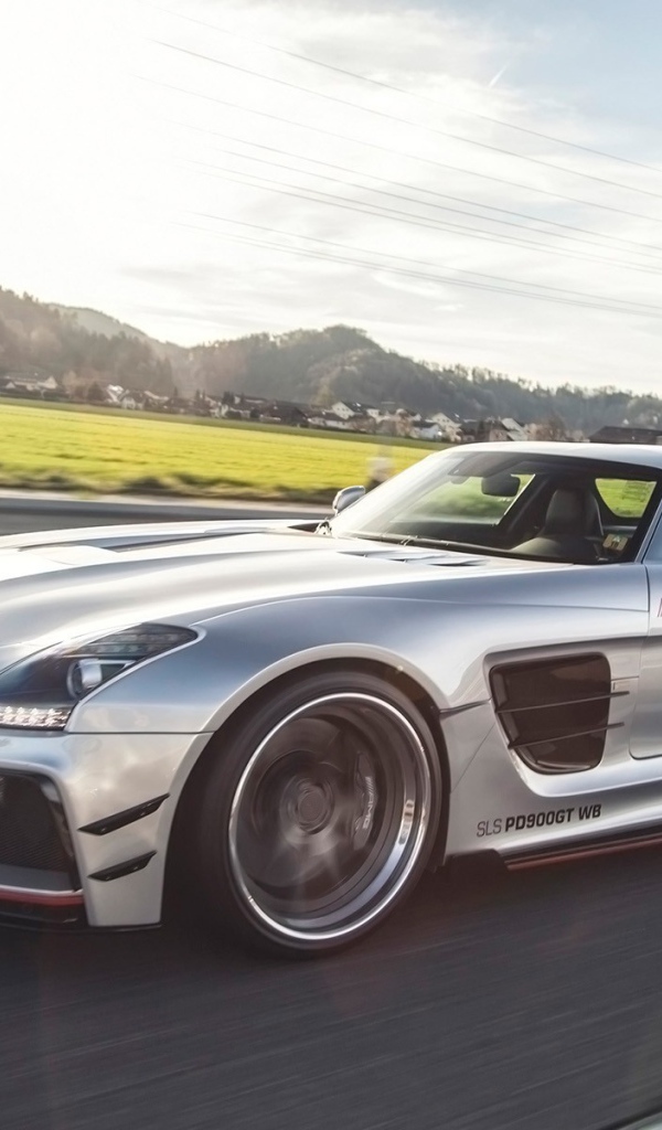 Быстрый серебристый Mercedes-Benz SLS AMG