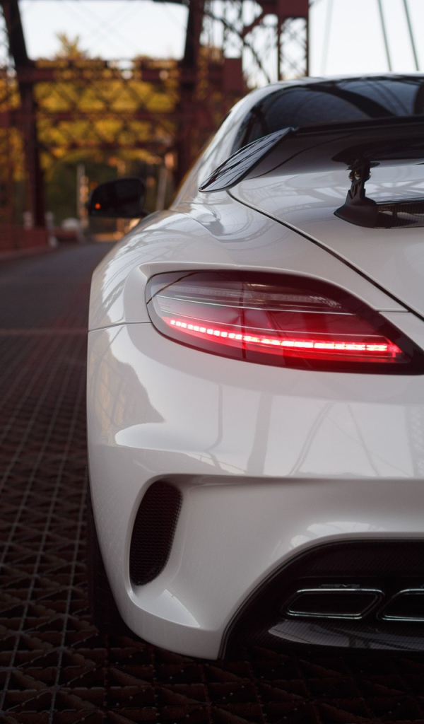 Вид сзади на белый Mercedes SLS