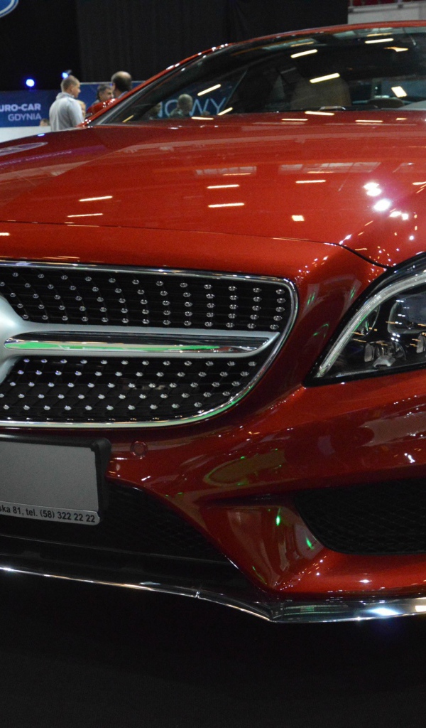 Красный Mercedes-Benz CLS на автосалоне