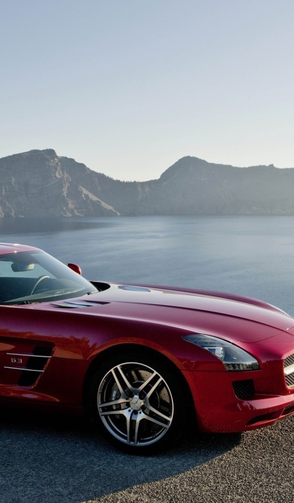 Красный Mercedes SLS на берегу озера