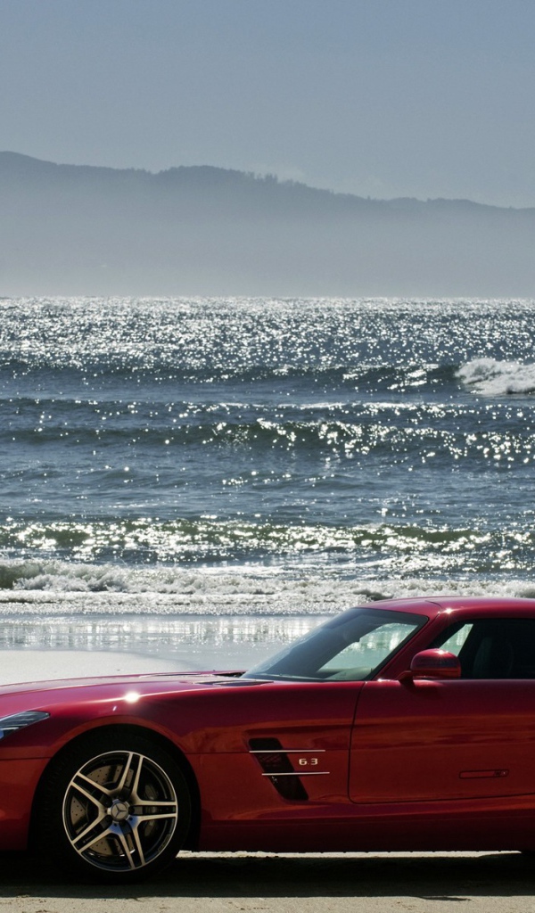 Красный Мерседес на песке пляжа