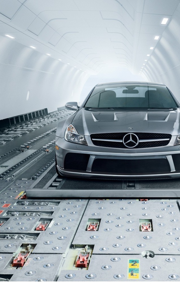 Серебристый Mercedes-Benz в транспортном самолете