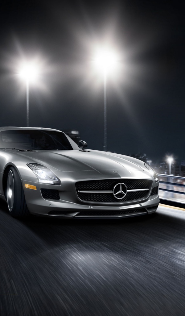 Серебристый спортивный Мерседес на повороте