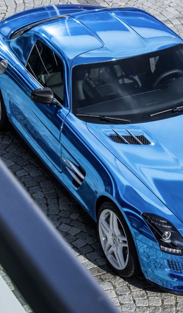 Спортивный Mercedes SLS голубого цвета