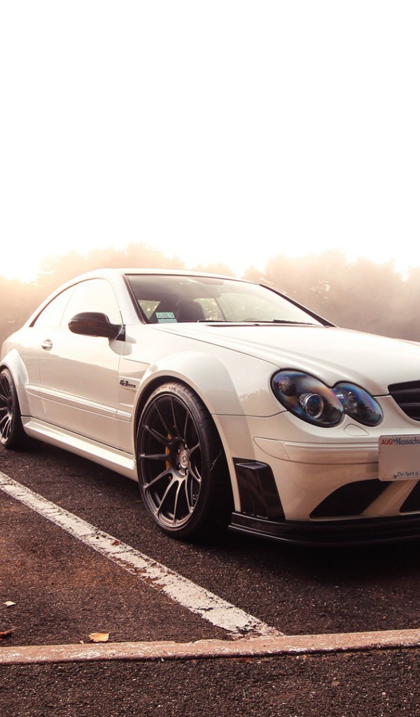 Белый Mercedes-Benz на парковке