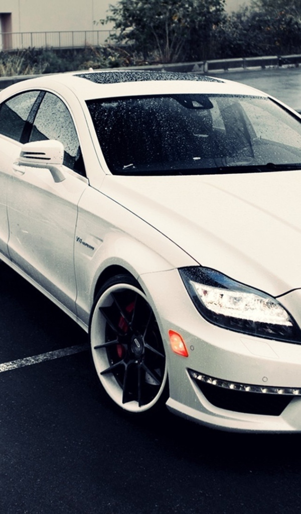 Белый супер автомобиль Mercedes-Benz