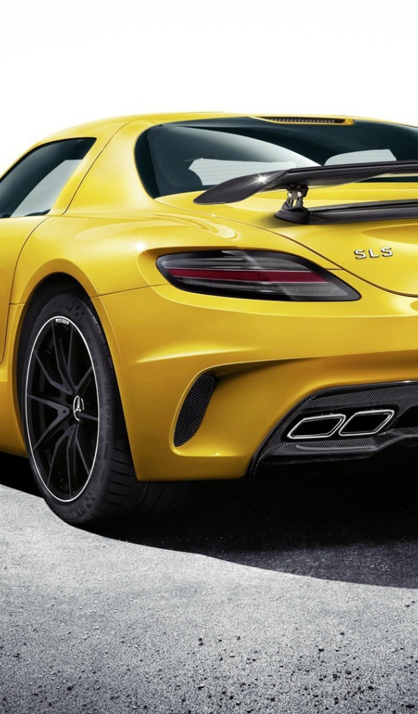 Желтый спортивный Mercedes-Benz