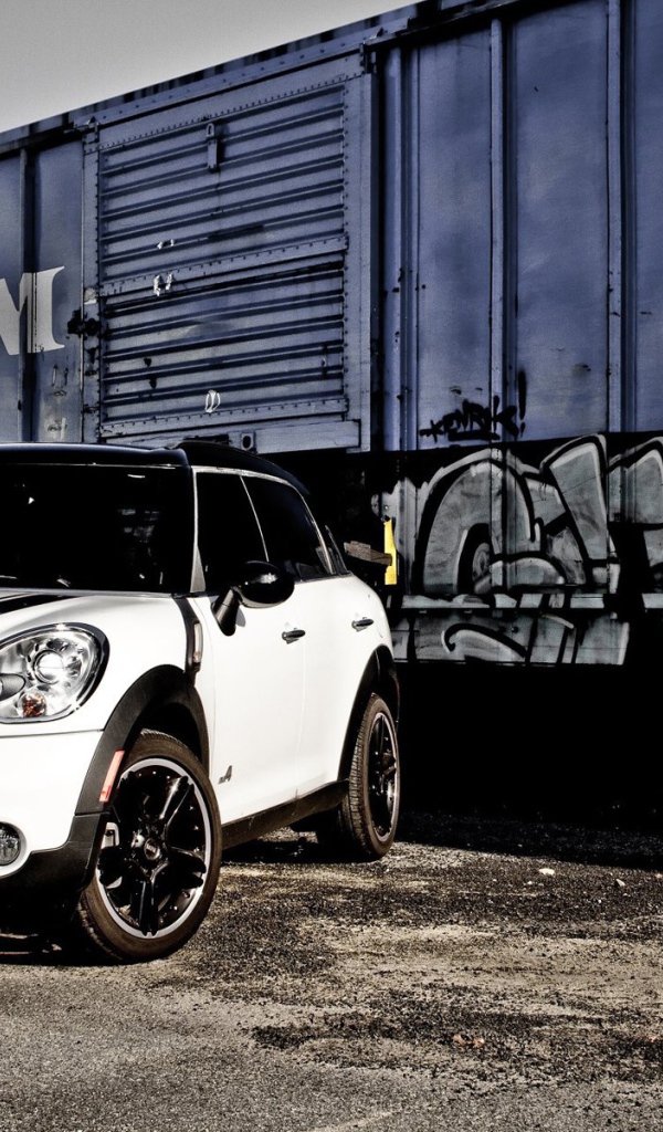 Белый Mini Cooper возле железной дороги