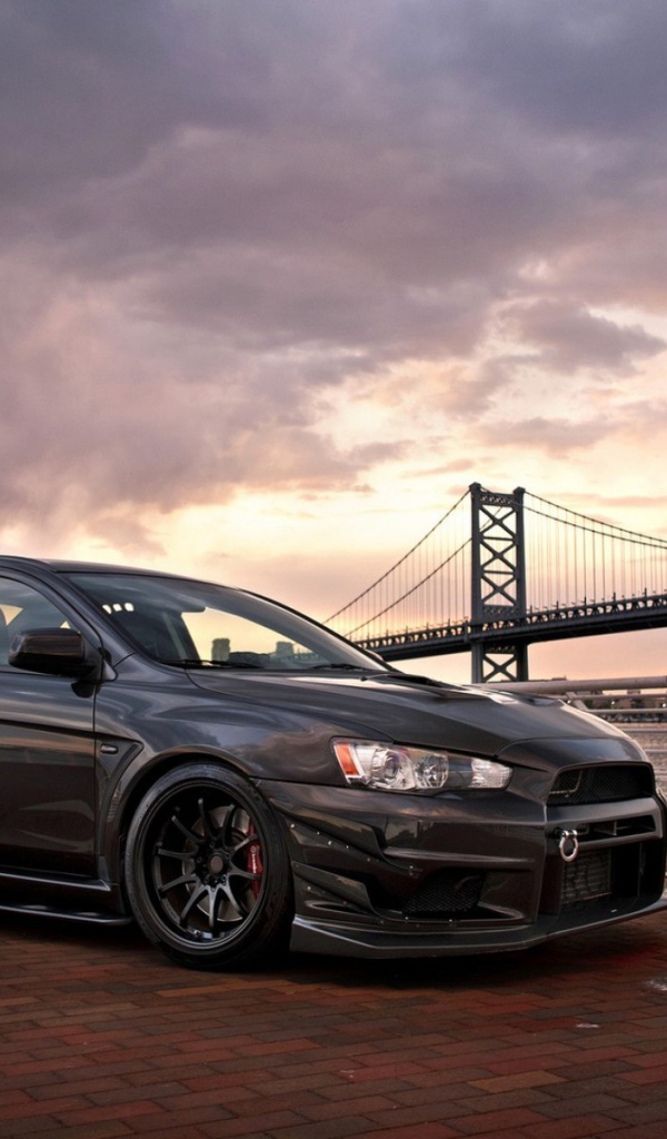 Красивый Mitsubishi Lancer Evo X на фоне моста