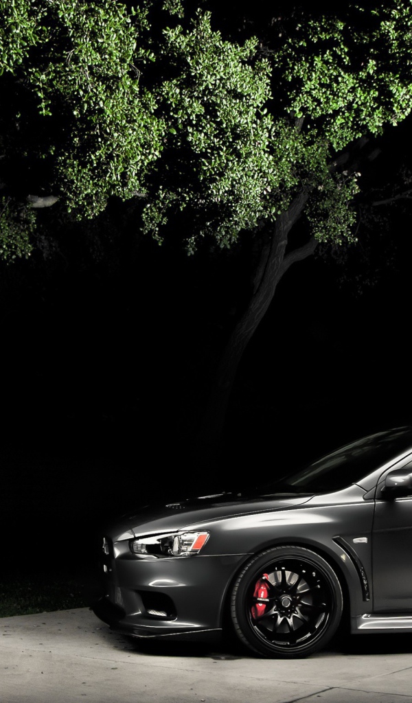 Черный Mitsubishi Lancer Evo X в ночи