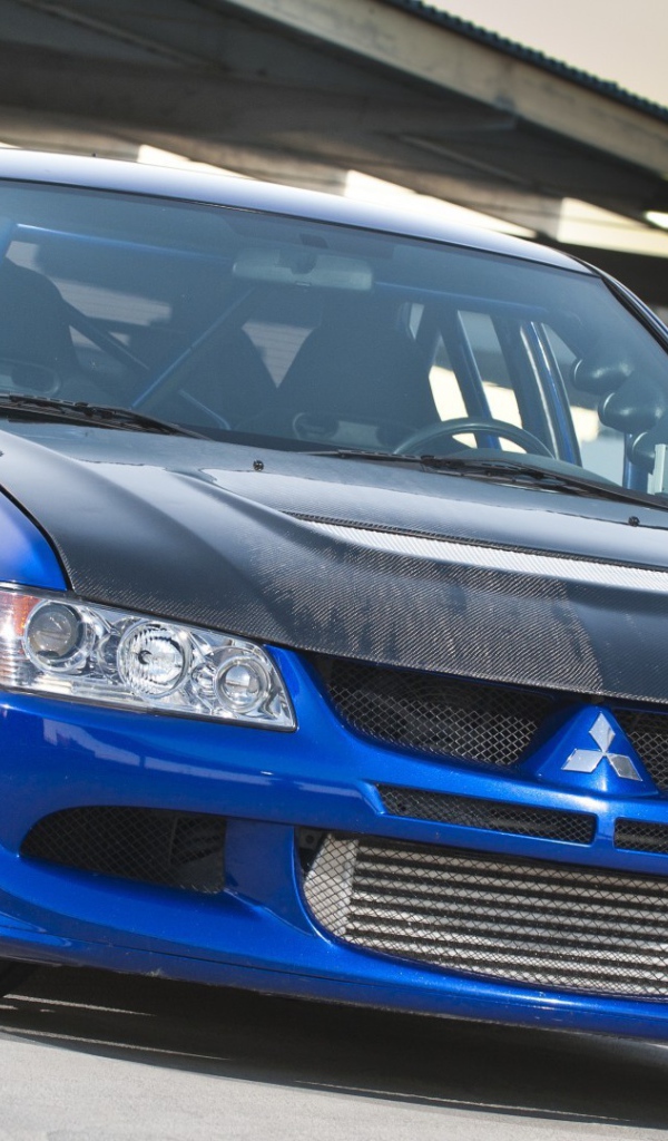 Голубой спортивный Mitsubishi Lancer Evolution IX