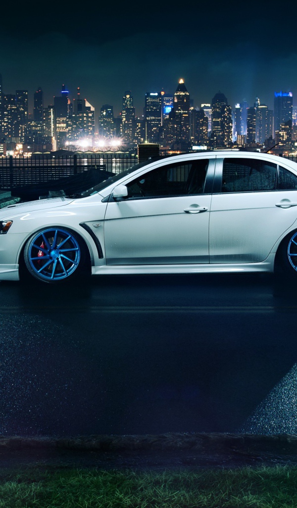 Автомобиль Mitsubishi Lancer Evo X на фоне города