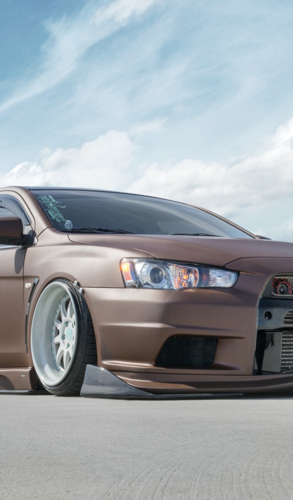 Автомобиль Mitsubishi Lancer Evo X шоколадного цвета