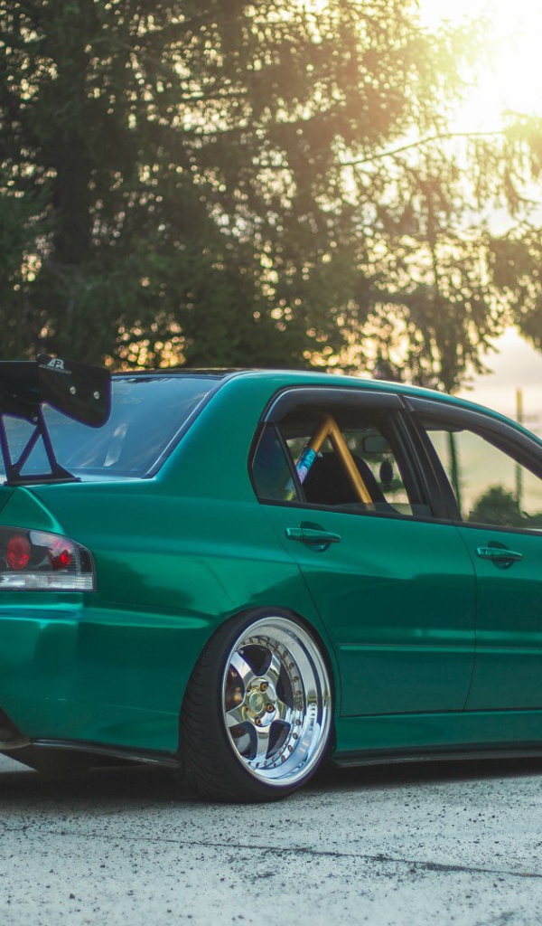 Темно зеленый Mitsubishi Lancer Evolution IX