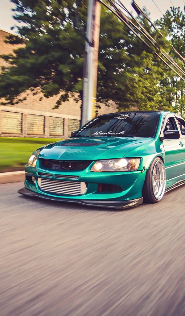 Быстрый зеленый Mitsubishi Lancer Evo X