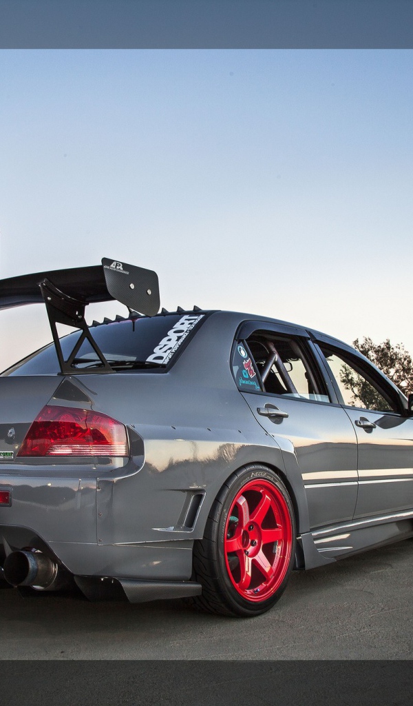 Серый автомобиль Mitsubishi Lancer Evo X