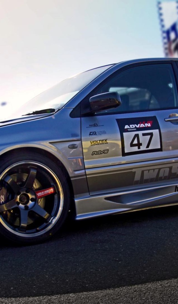 Серый спортивный Mitsubishi Lancer Evo X