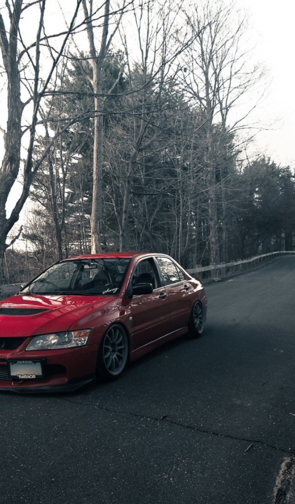 Красный автомобиль Mitsubishi Lancer Evo X