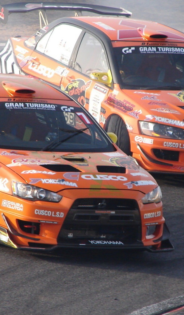 Два гоночных спортивных Mitsubishi Lancer Evolution IX