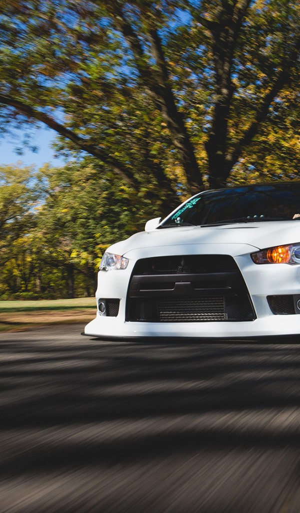 Белый Mitsubishi Lancer Evo X на дороге