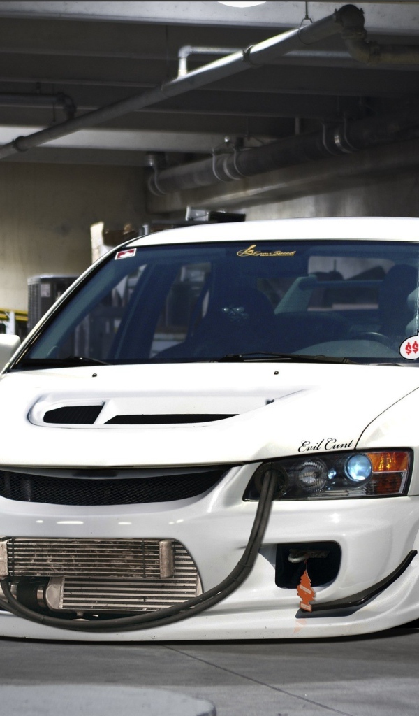 Белый Mitsubishi с низкой посадкой