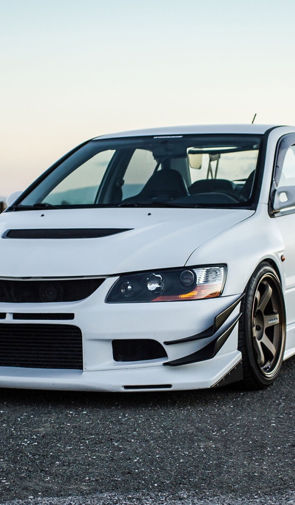 Белый спортивный Mitsubishi Lancer Evolution IX