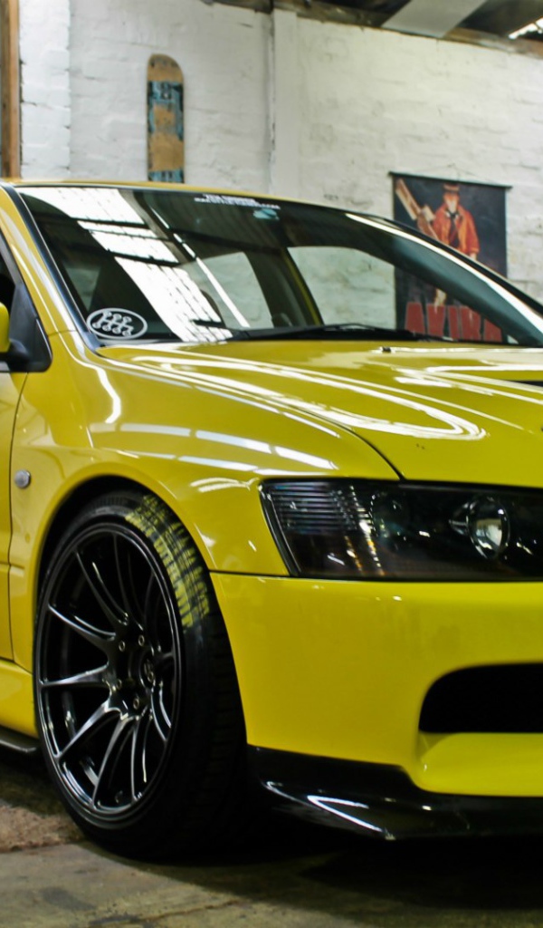 Желтый Mitsubishi Lancer Evolution