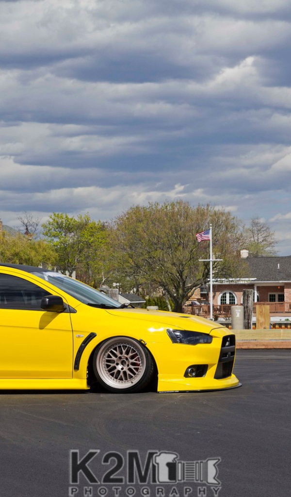 Желтый автомобиль Mitsubishi Lancer Evo X