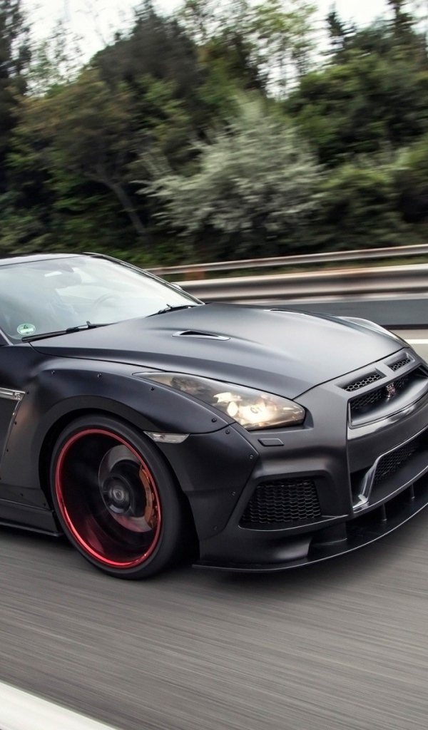 Черный Nissan GT-R PD750 Widebody мчится по шоссе