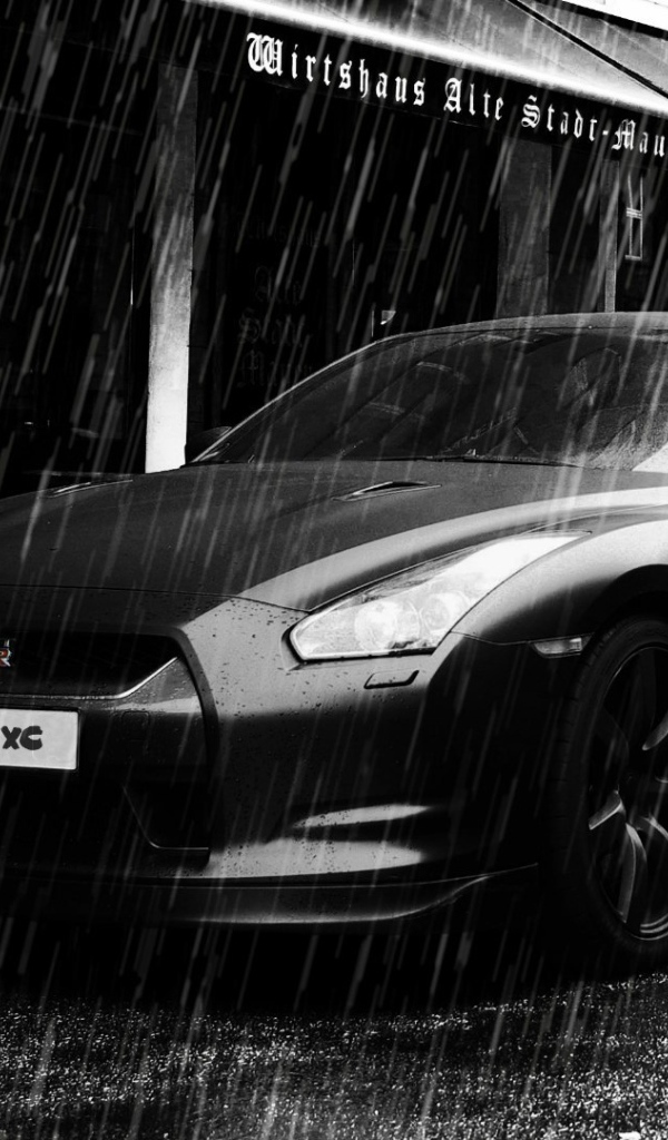 Черный Nissan GT-R под дождем
