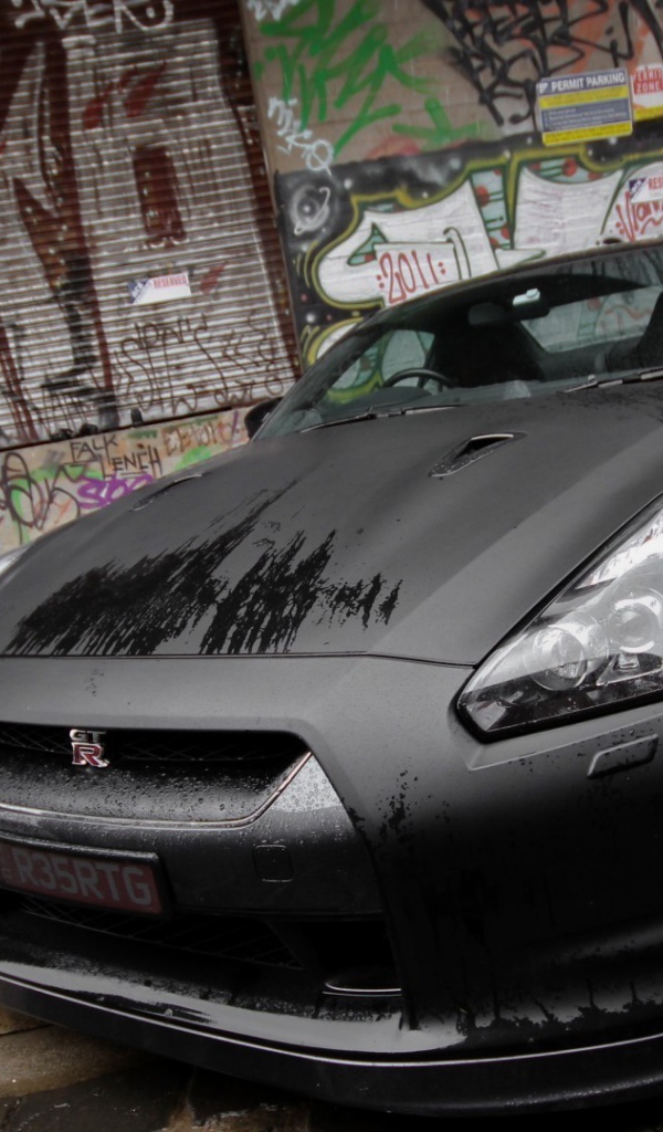 Черный Nissan GT-R с открытой дверью