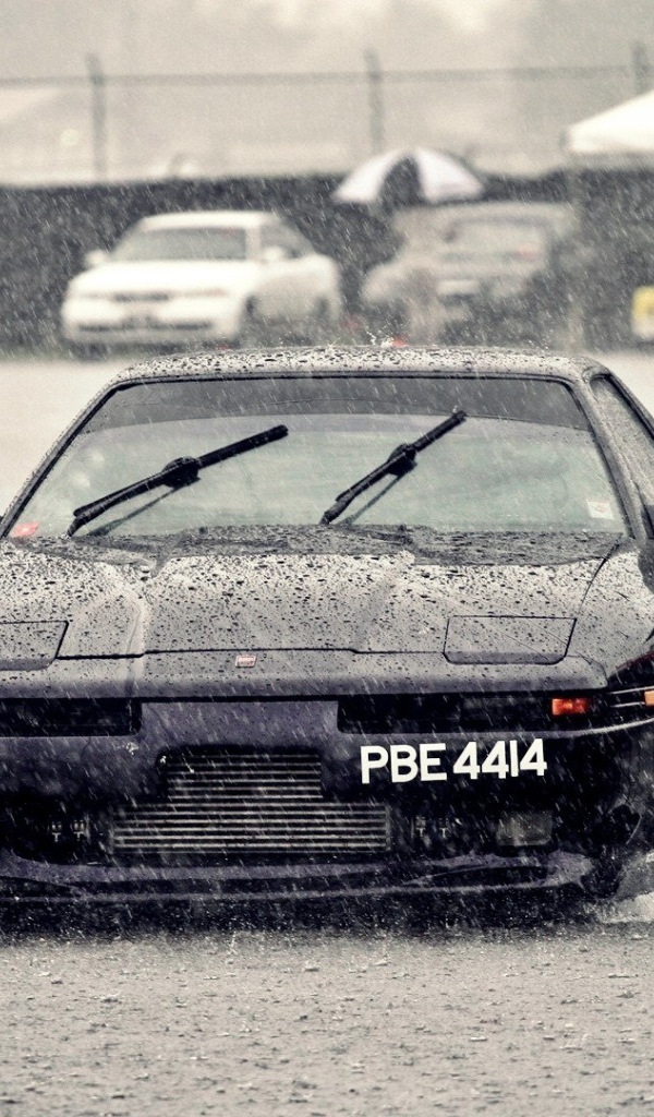Черный Nissan под дождем