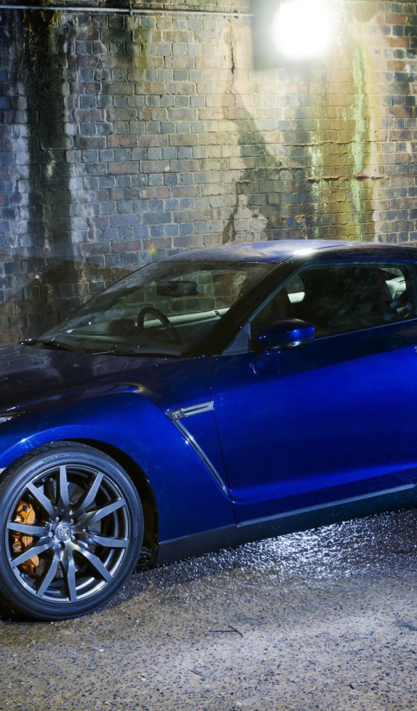 Синий Nissan GT-R среди каменных джунглей