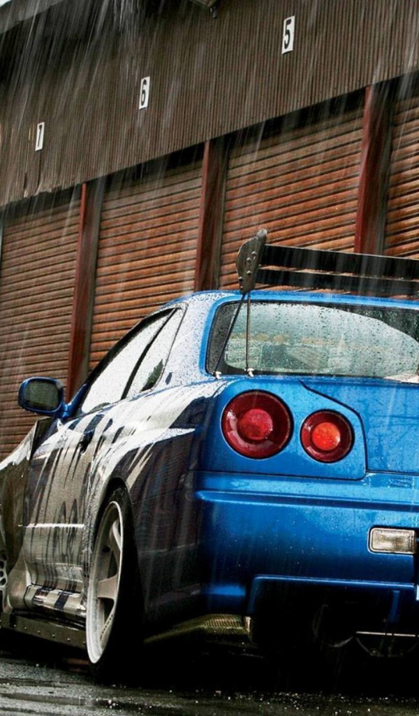 Синий Nissan Skyline GT-R R34 во время дождя