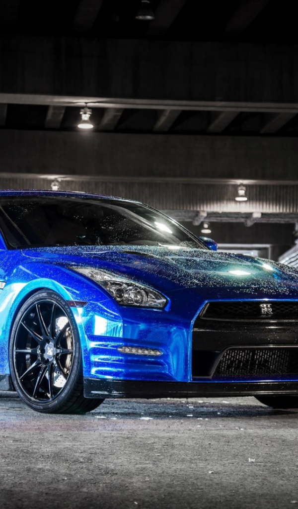 Синий автомобиль Nissan GT-R