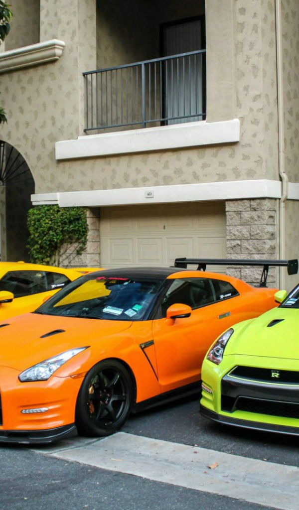 Яркие автомобили Nissan GT-R