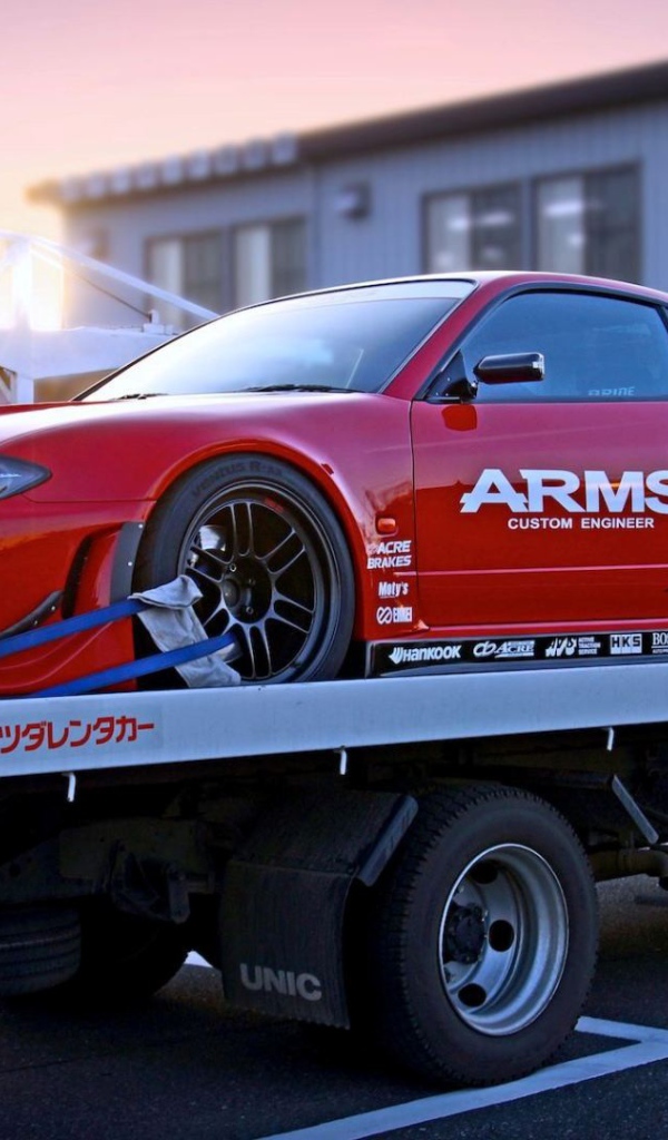 Автомобиль Nissan Silvia S15 на эвакуаторе