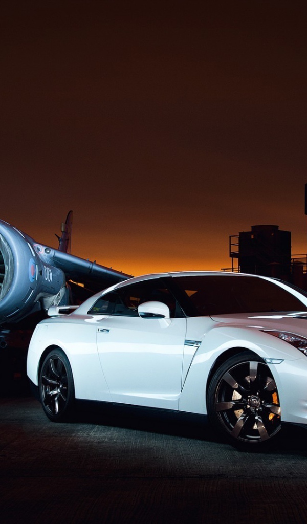 Истребитель и белый Nissan GT-R