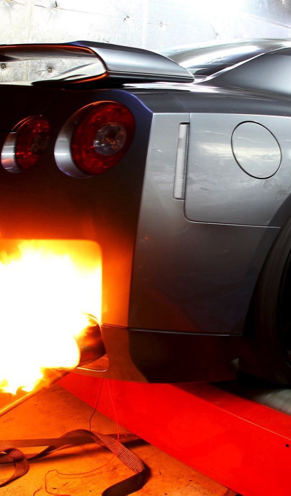 Огненный выхлоп автомобиля Nissan GT-R