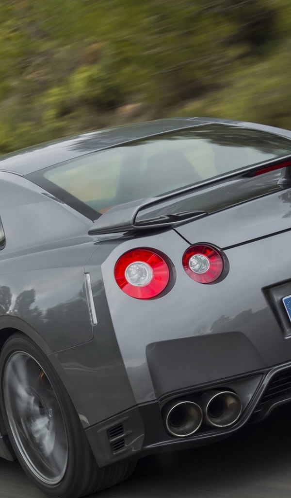 Серый Nissan GT-R на дороге