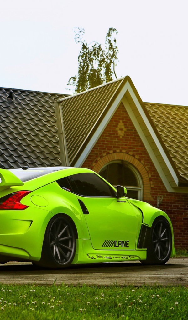 Зеленый Nissan 370Z у дома